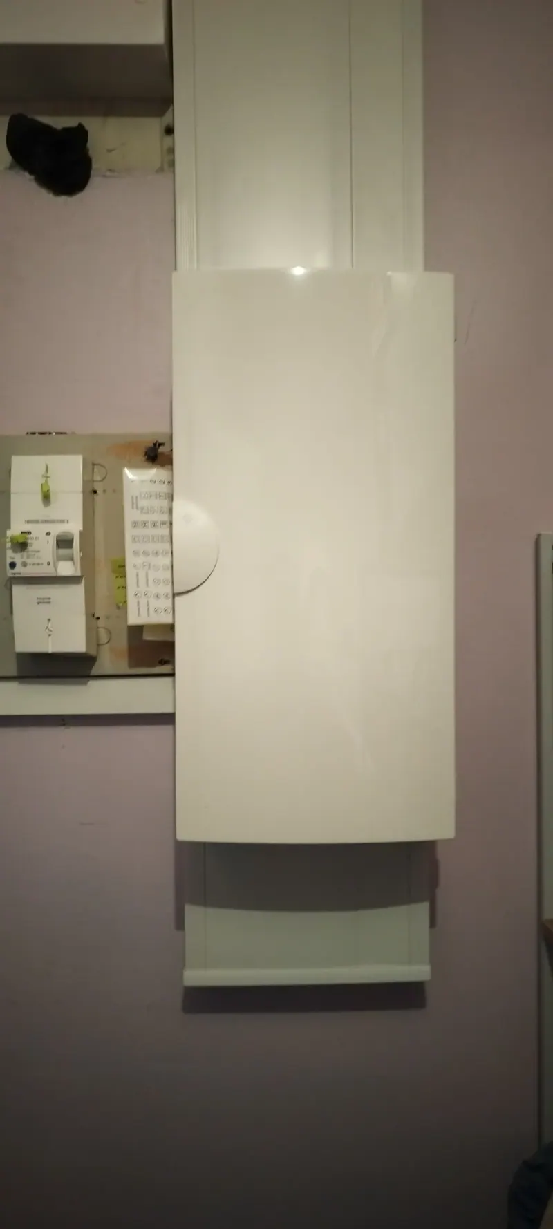 Tableau électrique d’un logement, capot fermé