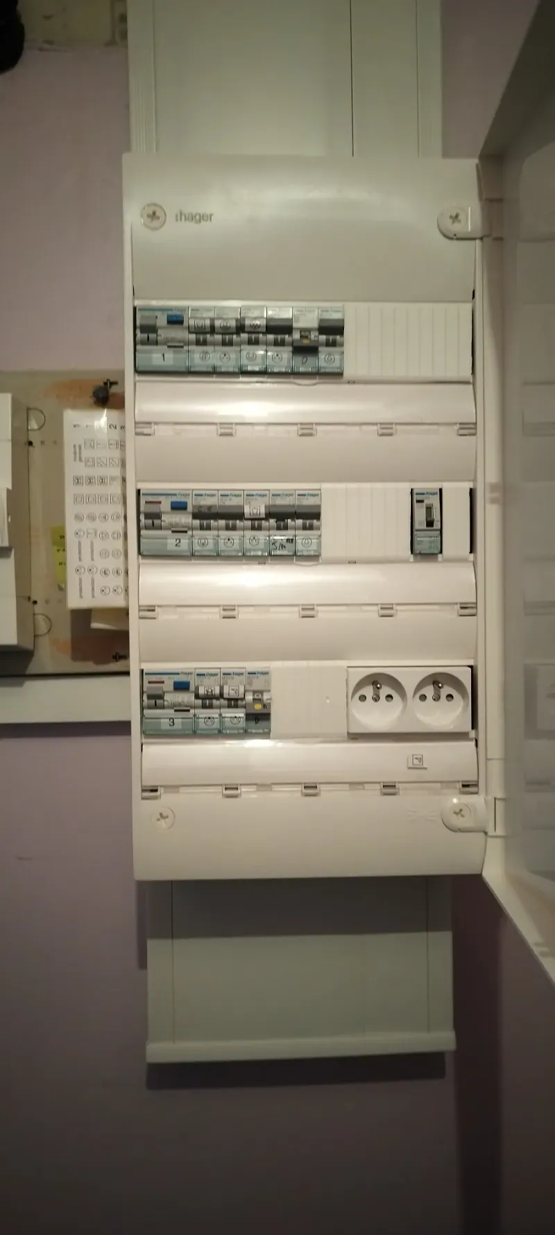 Tableau électrique d’un logement, capot ouvert