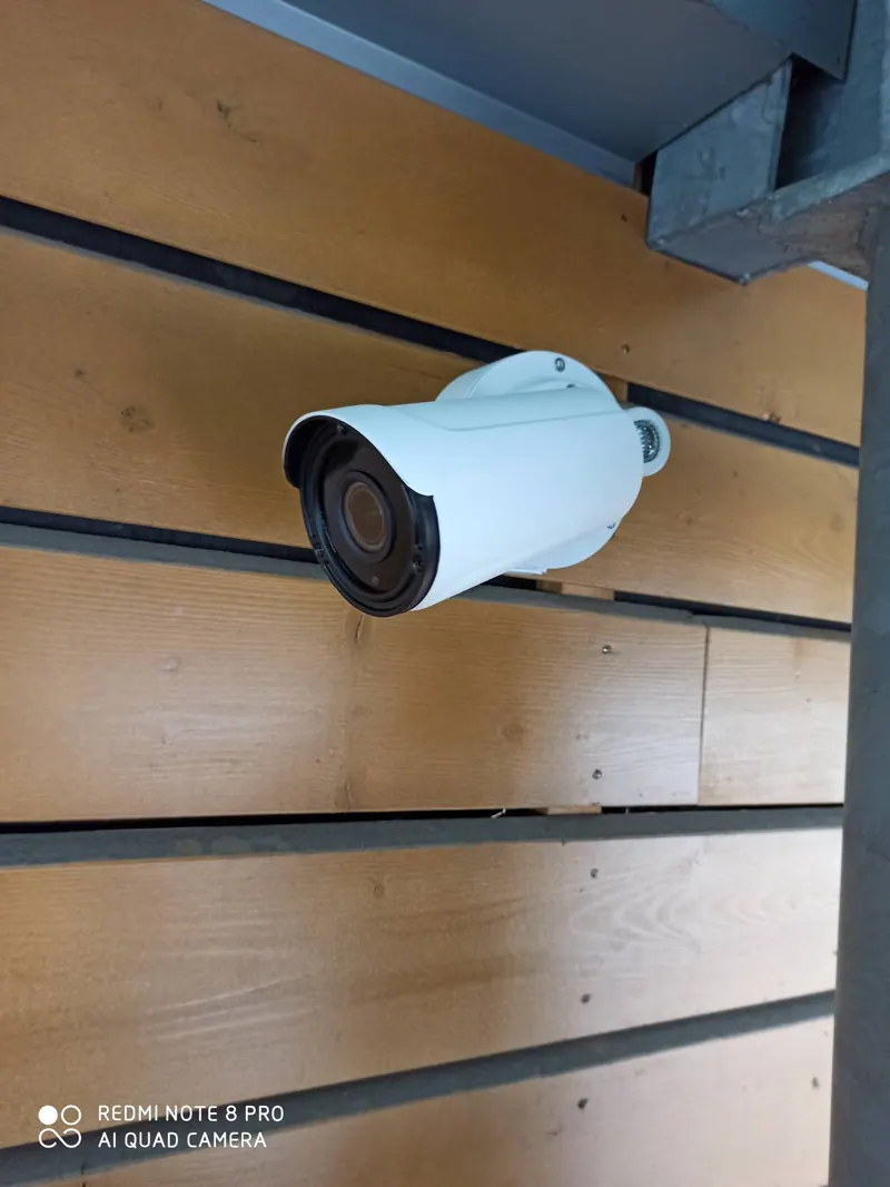 Caméra de vidéosurveillance fixée sur un bardage bois