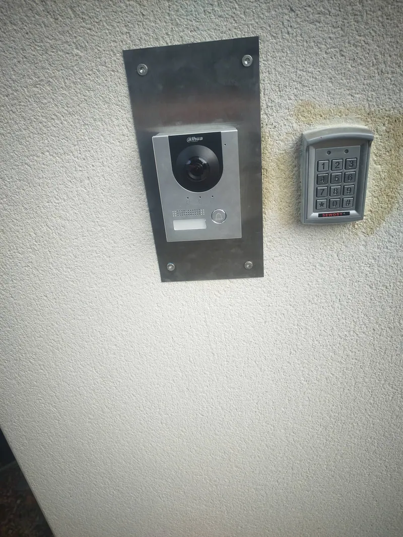 Visiophone connecté et digicode à l’entrée d’une propriété